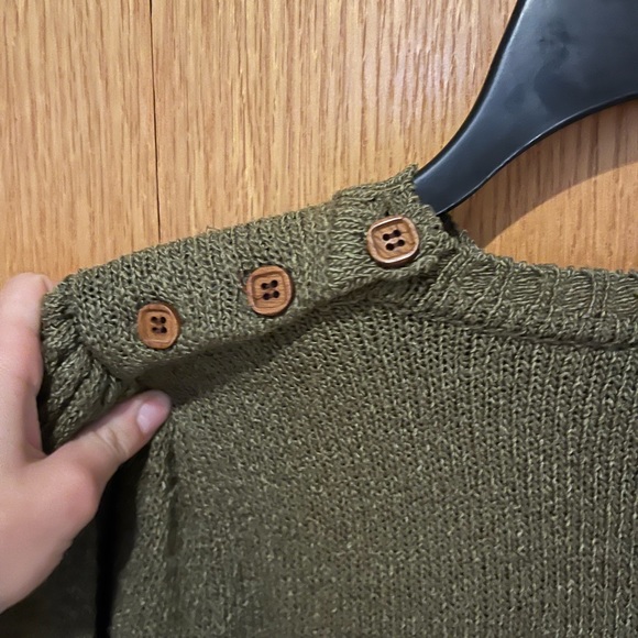 Green sweater with buttons on shoulder - Picture 2 of 3